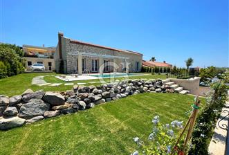 ÇEŞME JARDIN EDEN SİTESİNDE SATILIK 3+1 HAVUZLU LÜKS VİLLA