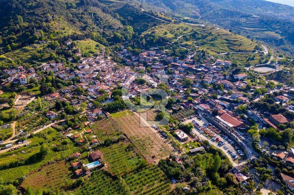 Şirince'ye 500 M Mesafede 9658 m2 Yapı İzinli Satılık Tarla