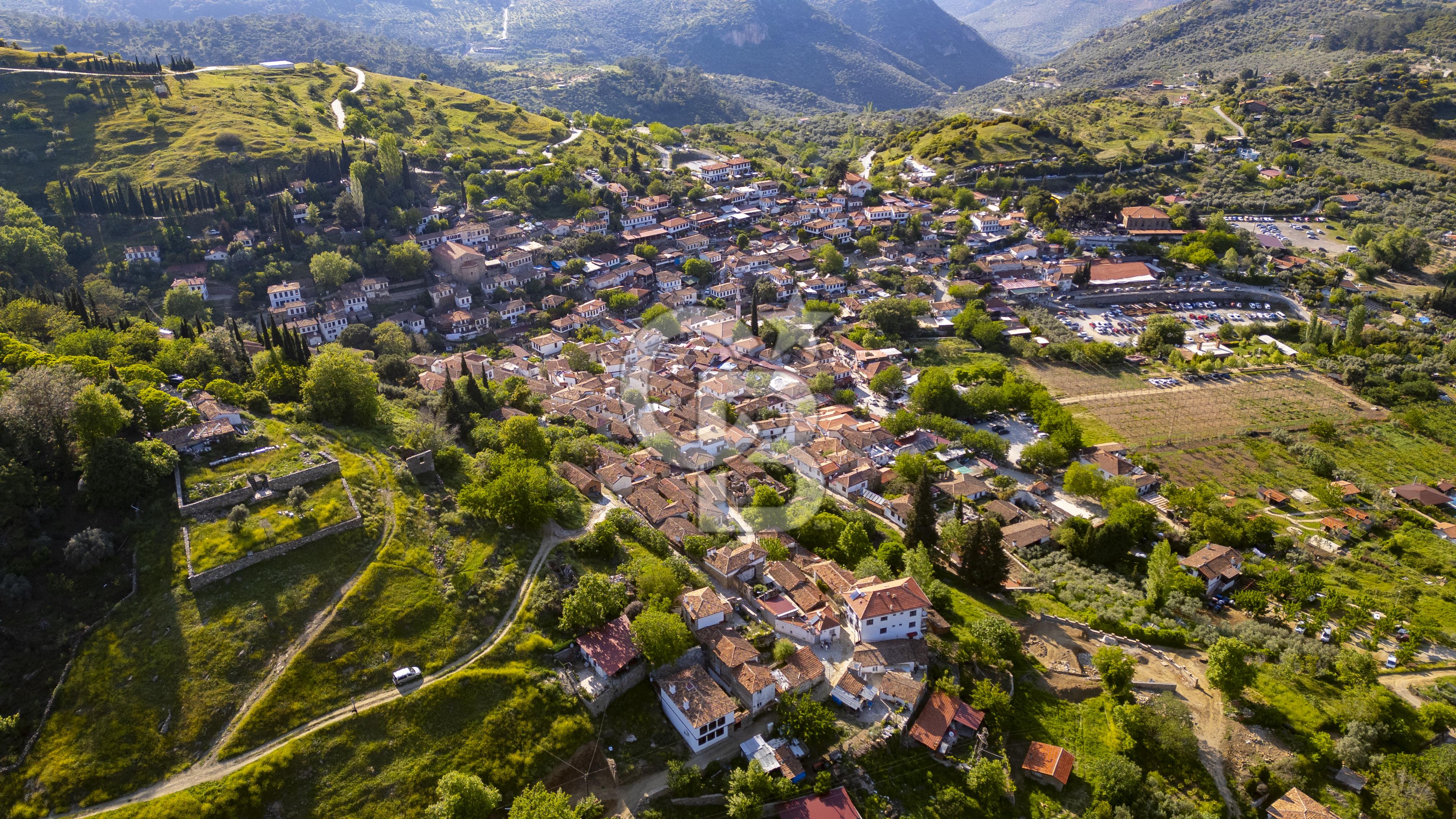Şirince'ye 500 M Mesafede 9658 m2 Yapı İzinli Satılık Tarla