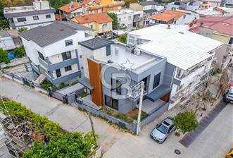 URLA ZEYTİNALANI'NDA SATILIK 3+2 TRİPLEKS VİLLA