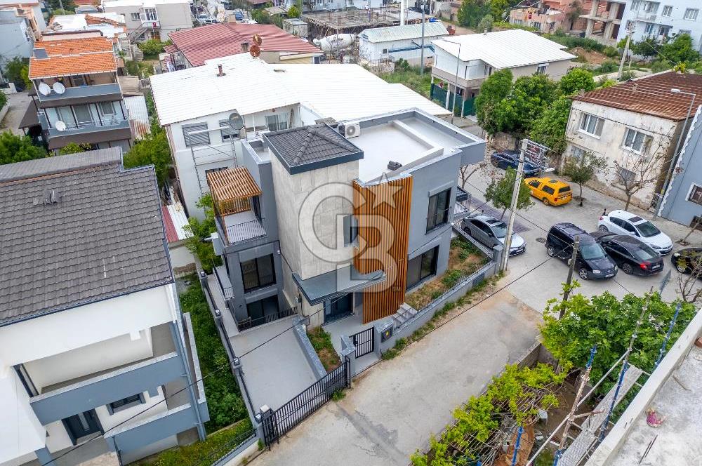 URLA ZEYTİNALANI'NDA SATILIK 3+2 TRİPLEKS VİLLA