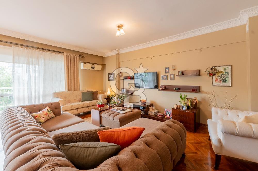 Girne Caddesi Üzerinde Sahile Yakın Satılık 4+1 Daire