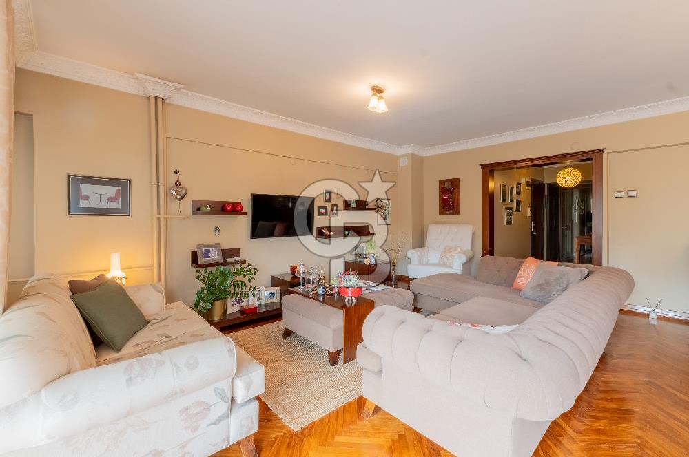 Girne Caddesi Üzerinde Sahile Yakın Satılık 4+1 Daire
