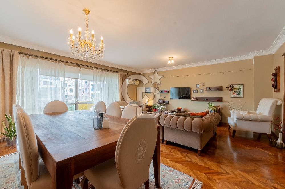 Girne Caddesi Üzerinde Sahile Yakın Satılık 4+1 Daire