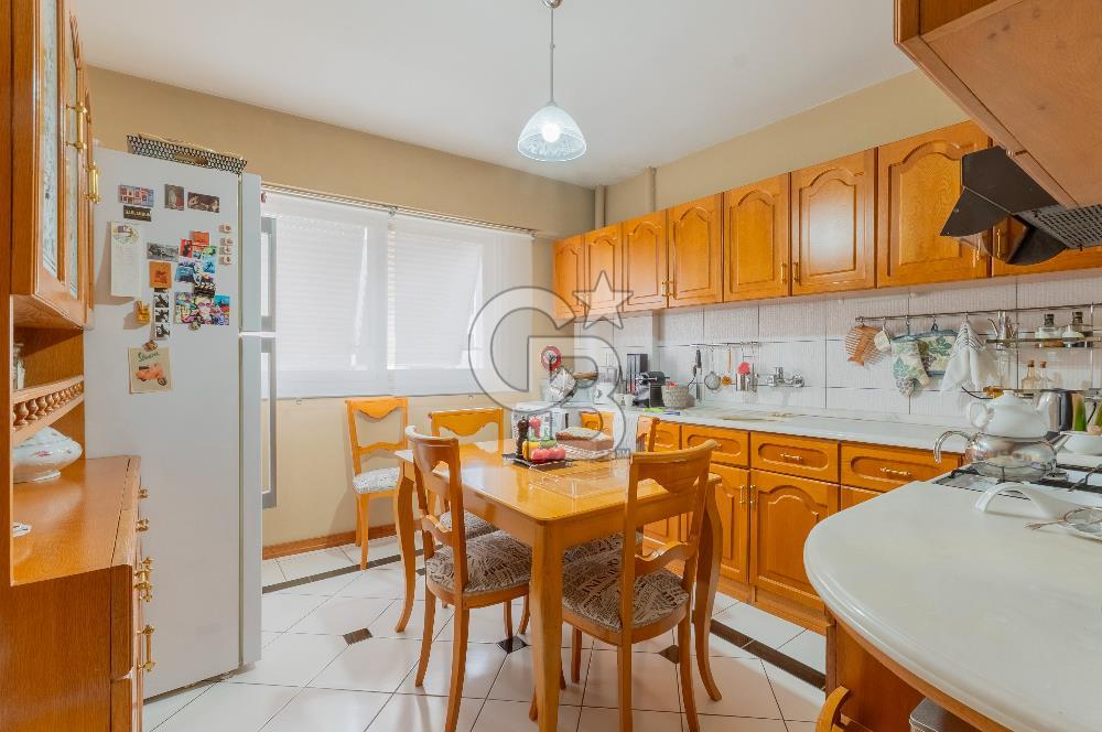 Girne Caddesi Üzerinde Sahile Yakın Satılık 4+1 Daire