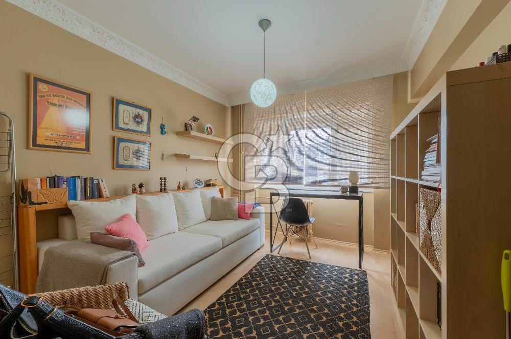 Girne Caddesi Üzerinde Sahile Yakın Satılık 4+1 Daire