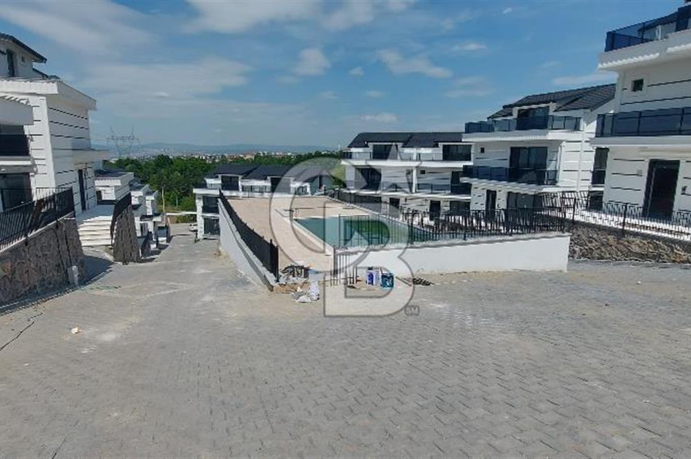 BAŞİSKELE YUVACIK YAKACIKTA SİTE İÇİ 5+2 SATILIK TRİPLEX VİLLA