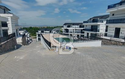 BAŞİSKELE YUVACIK YAKACIKTA SİTE İÇİ 5+2 SATILIK TRİPLEX VİLLA