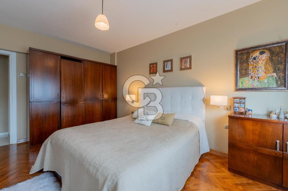 Girne Caddesi Üzerinde Sahile Yakın Satılık 4+1 Daire