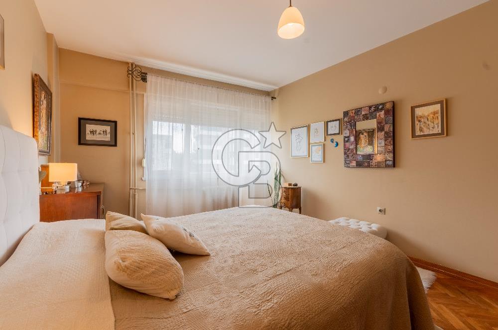 Girne Caddesi Üzerinde Sahile Yakın Satılık 4+1 Daire