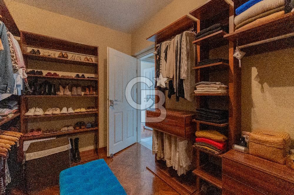 Girne Caddesi Üzerinde Sahile Yakın Satılık 4+1 Daire