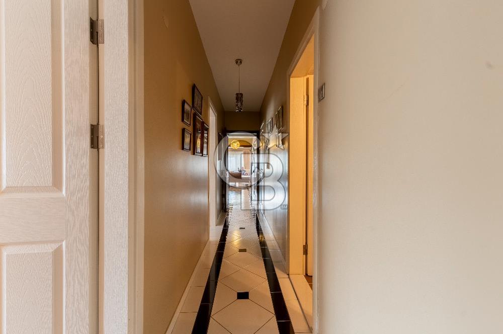 Girne Caddesi Üzerinde Sahile Yakın Satılık 4+1 Daire
