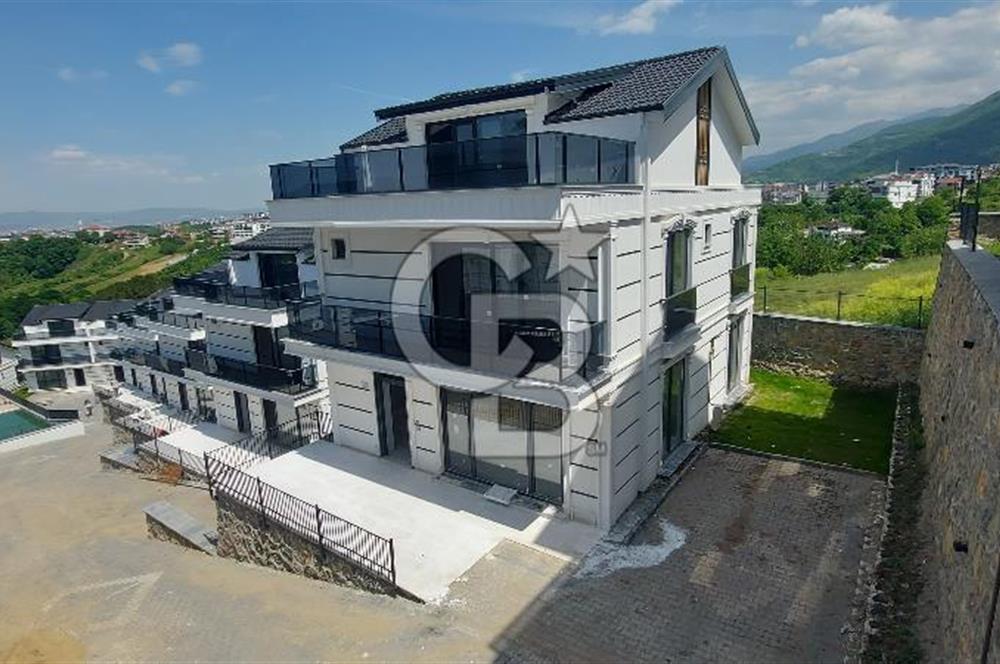 BAŞİSKELE YUVACIK YAKACIKTA SİTE İÇİ 5+2 SATILIK TRİPLEX VİLLA