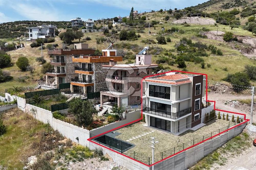 Çandarlı’da Satılık Havuzlu Asansorlu Villa