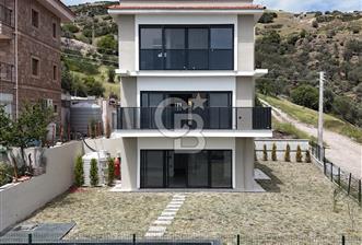 Çandarlı’da Satılık Havuzlu Asansorlu Villa