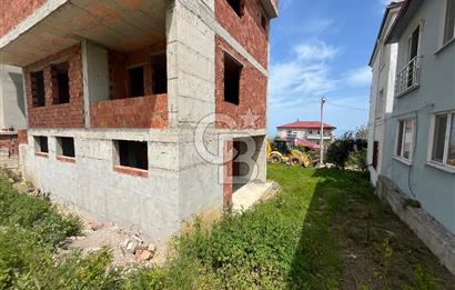 YAKAKENT MERKEZ'DE SATILIK 3 KATLI VİLLA