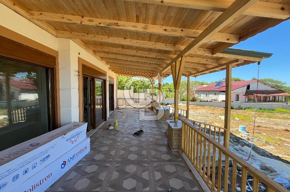 Kandırada Ana Yol Üzeri Satılık 1800m² Arsa İçinde Satılık Villa