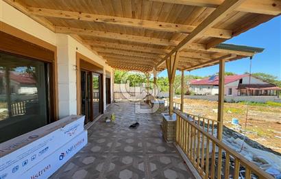 Kandırada Ana Yol Üzeri Satılık 1800m² Arsa İçinde Satılık Villa