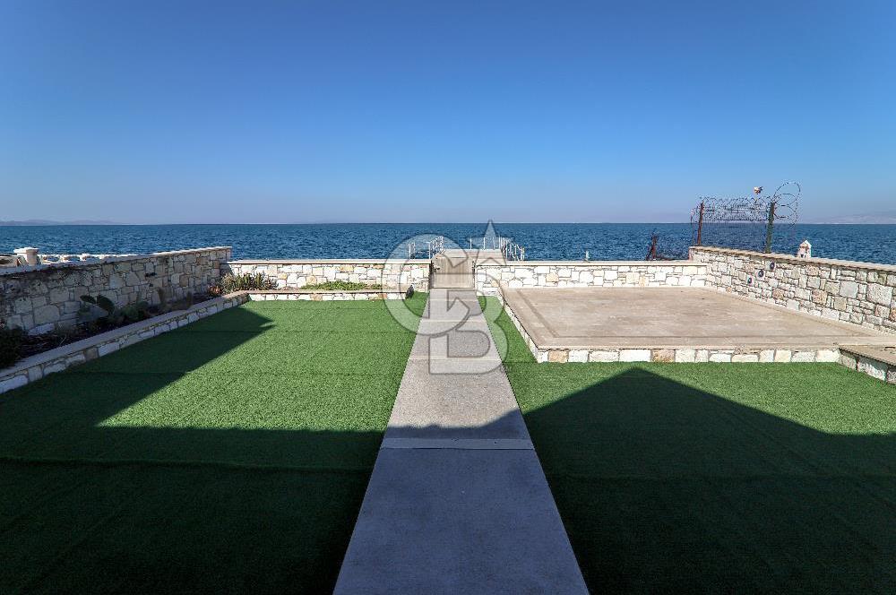 GÜZELBAHÇE SİTELERDE, DENİZE SIFIR TAŞ VİLLA