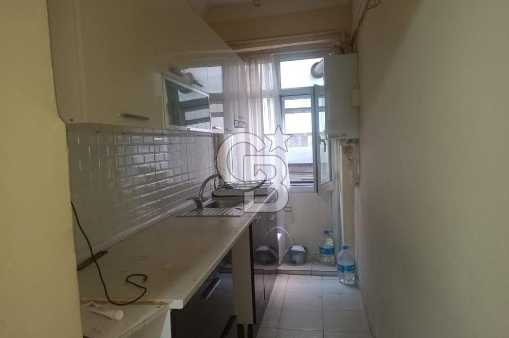 KADIKÖY RASİMPAŞA MAH. 1 KATTA 2 ODA 1 SALON BALKONLU AİLE APARTMANINDA
