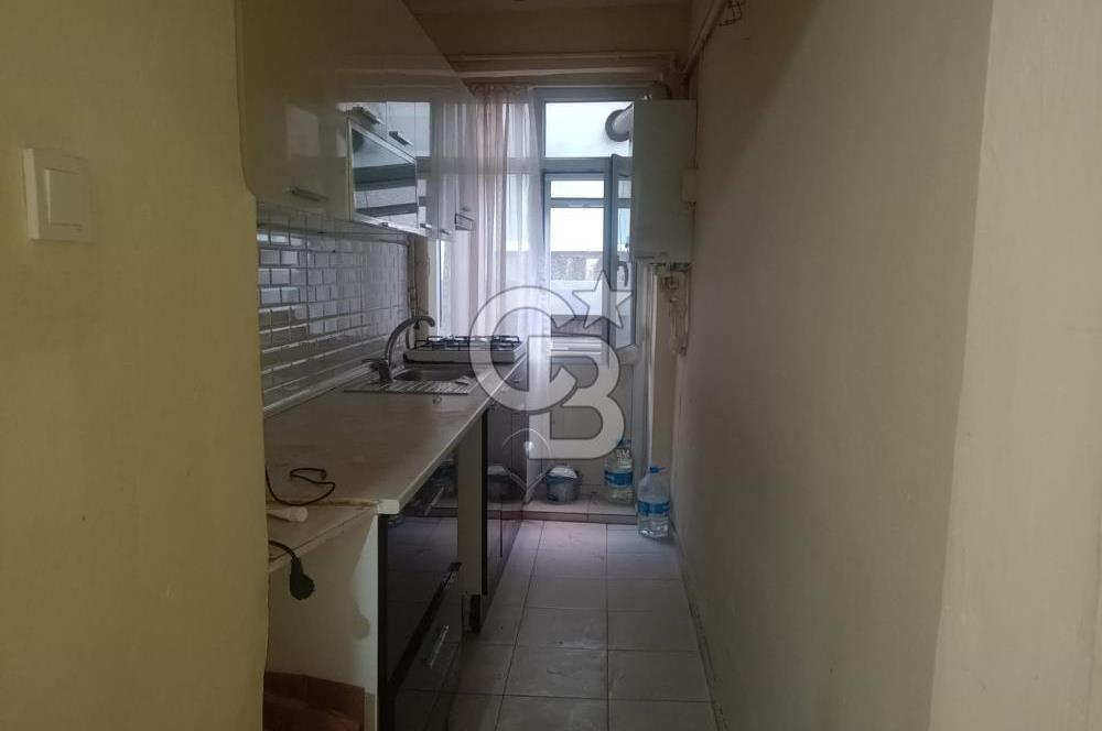 KADIKÖY RASİMPAŞA MAH. 1 KATTA 2 ODA 1 SALON BALKONLU AİLE APARTMANINDA
