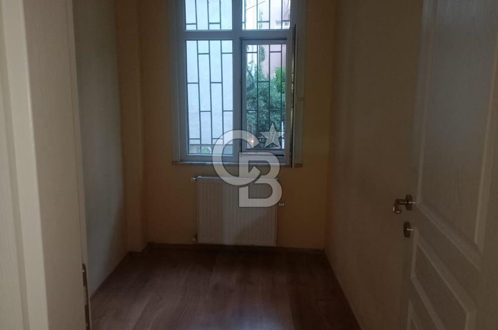 KADIKÖY RASİMPAŞA MAH. 1 KATTA 2 ODA 1 SALON BALKONLU AİLE APARTMANINDA