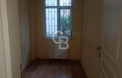 KADIKÖY RASİMPAŞA MAH. 1 KATTA 2 ODA 1 SALON BALKONLU AİLE APARTMANINDA