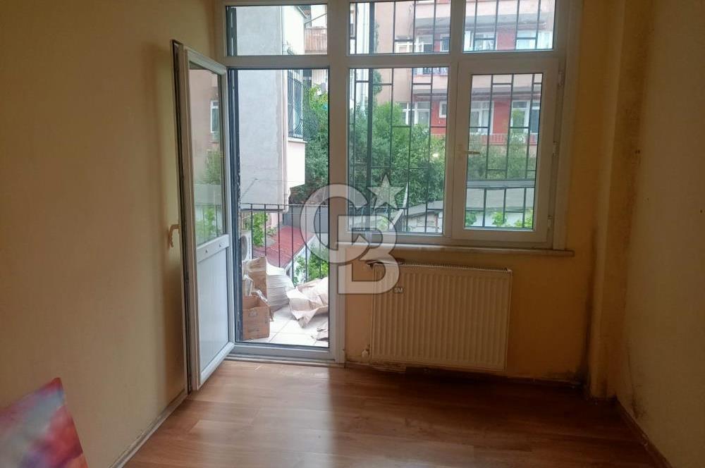 KADIKÖY RASİMPAŞA MAH. 1 KATTA 2 ODA 1 SALON BALKONLU AİLE APARTMANINDA