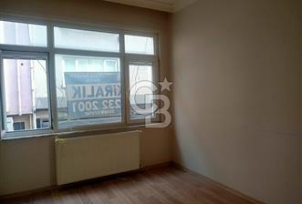 KADIKÖY RASİMPAŞA MAH. 1 KATTA 2 ODA 1 SALON BALKONLU AİLE APARTMANINDA