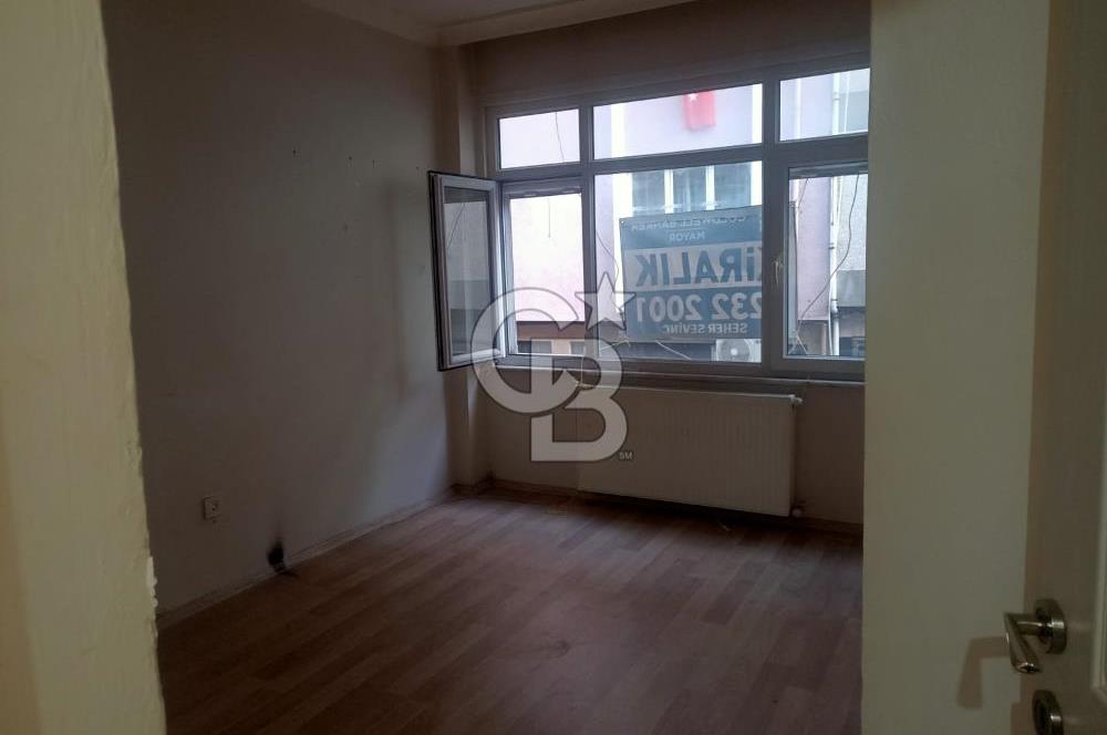KADIKÖY RASİMPAŞA MAH. 1 KATTA 2 ODA 1 SALON BALKONLU AİLE APARTMANINDA