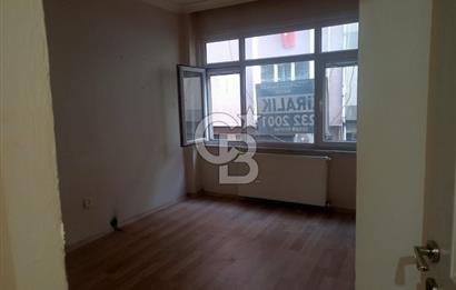KADIKÖY RASİMPAŞA MAH. 1 KATTA 2 ODA 1 SALON BALKONLU AİLE APARTMANINDA