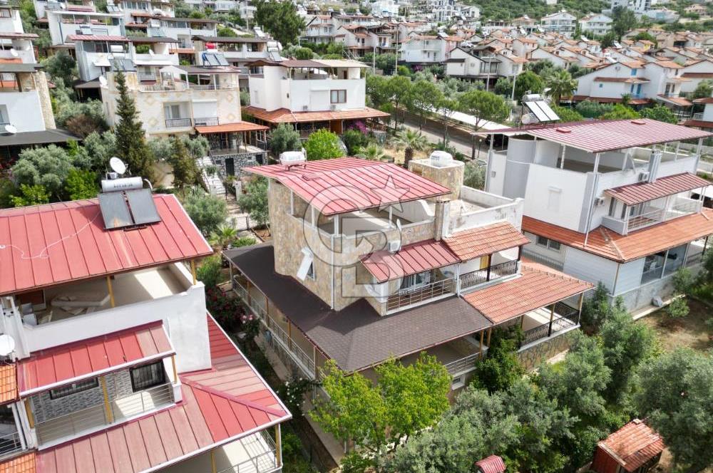 Akbük'te Sevilen Sitede Bahçeli,Deniz Manzaralı 3+1 Bakımlı Villa