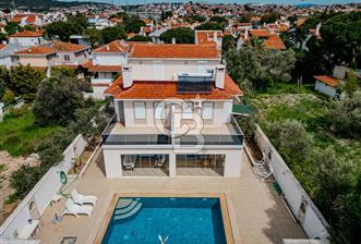 Çeşme Alaçatı' da Satılık Havuzlu Müstakil Villa 