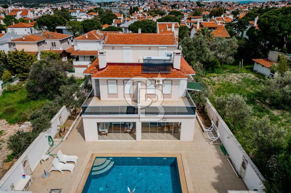 Çeşme Alaçatı' da Satılık Havuzlu Müstakil Villa 