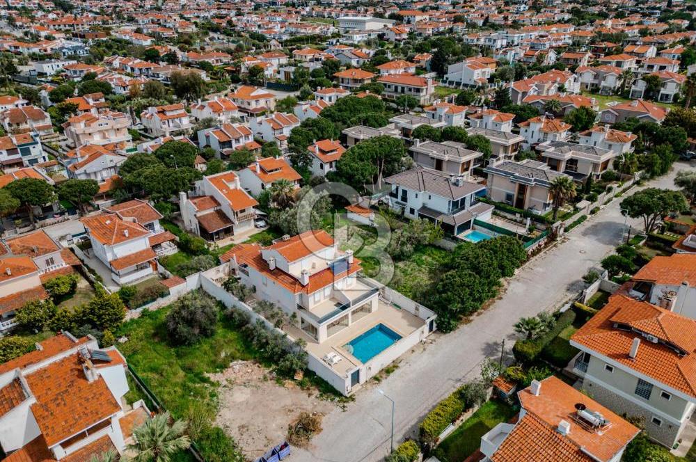 Çeşme Alaçatı' da Satılık Havuzlu Müstakil Villa 