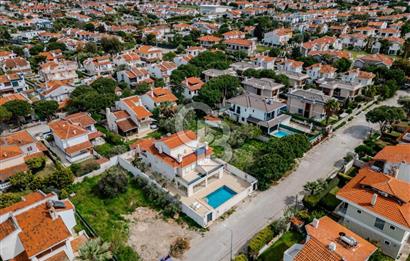 Çeşme Alaçatı' da Satılık Havuzlu Müstakil Villa 