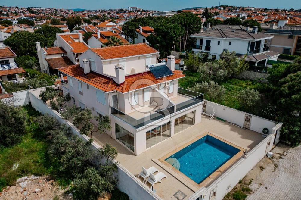 Çeşme Alaçatı' da Satılık Havuzlu Müstakil Villa 