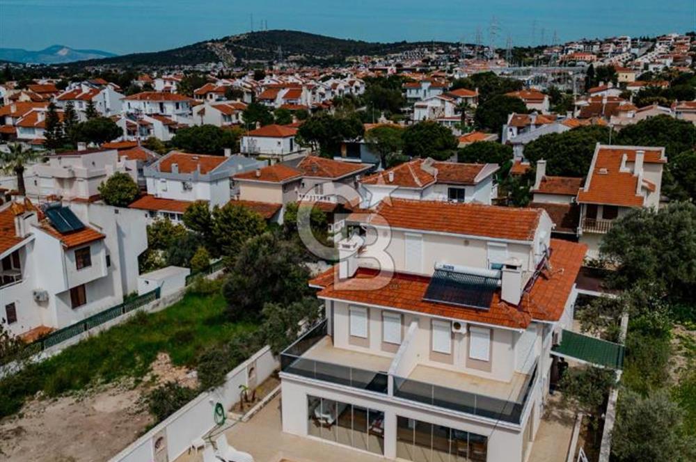 Çeşme Alaçatı' da Satılık Havuzlu Müstakil Villa 
