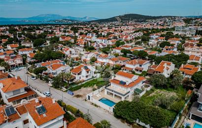 Çeşme Alaçatı' da Satılık Havuzlu Müstakil Villa 
