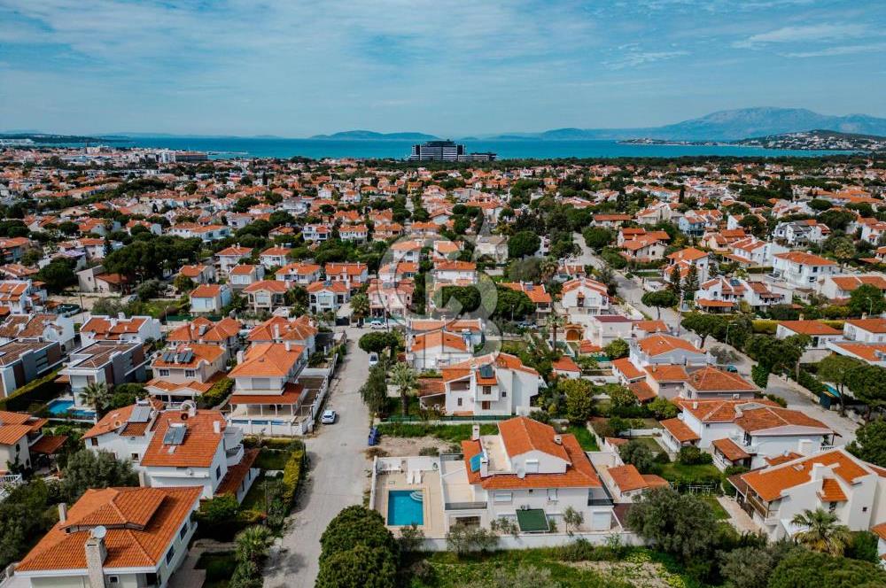 Çeşme Alaçatı' da Satılık Havuzlu Müstakil Villa 