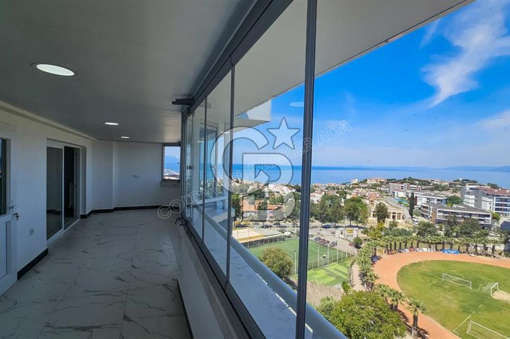 Kuşadası Kadınlar Denizi'nde Deniz Manzaralı Lüks Çatı Dubleks