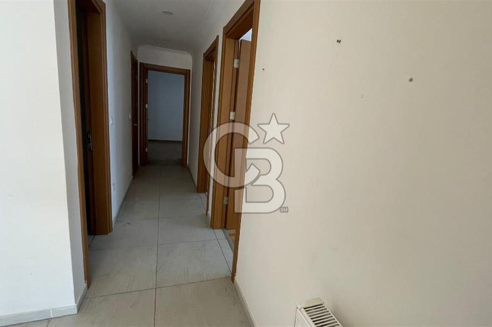 Acıbadem'de Cadde Üzeri Satılık 3+1 Satılık Daire