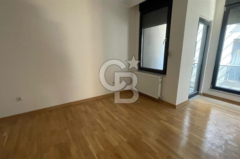 Acıbadem'de Cadde Üzeri Satılık 3+1 Satılık Daire