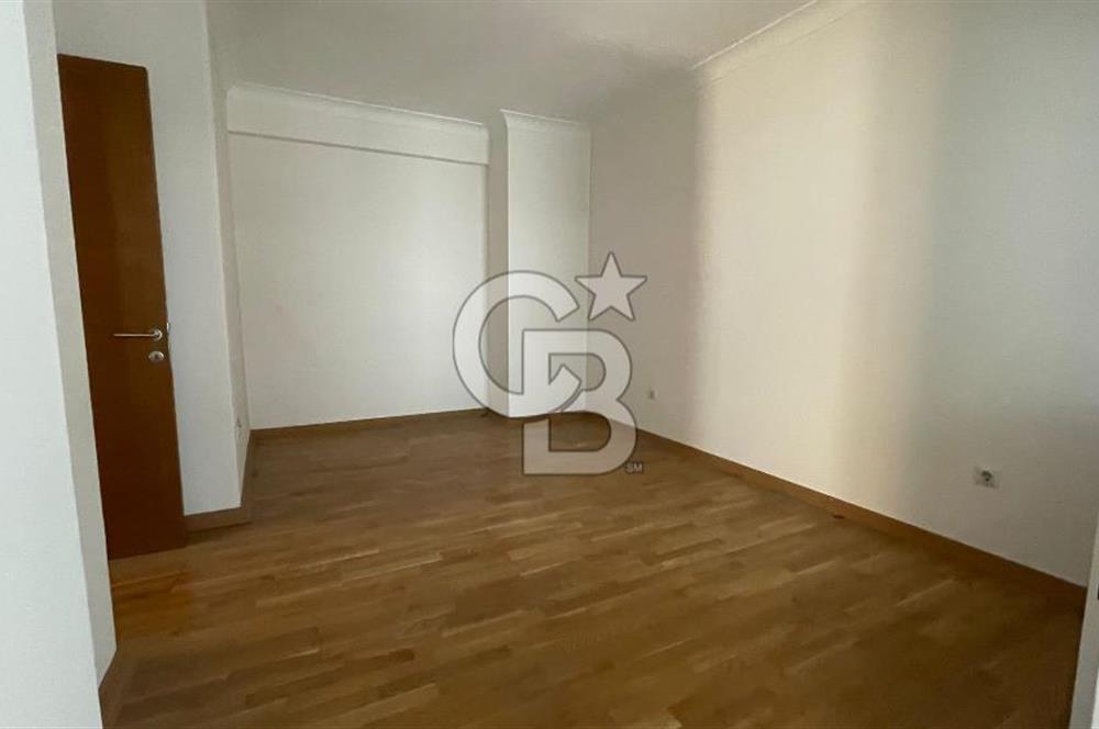 Acıbadem'de Cadde Üzeri Satılık 3+1 Satılık Daire