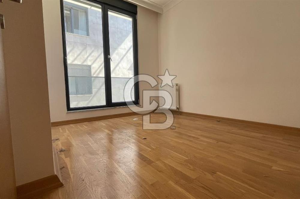 Acıbadem'de Cadde Üzeri Satılık 3+1 Satılık Daire