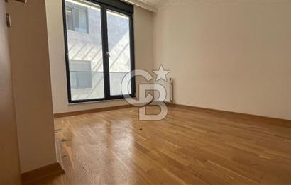 Acıbadem'de Cadde Üzeri Satılık 3+1 Satılık Daire