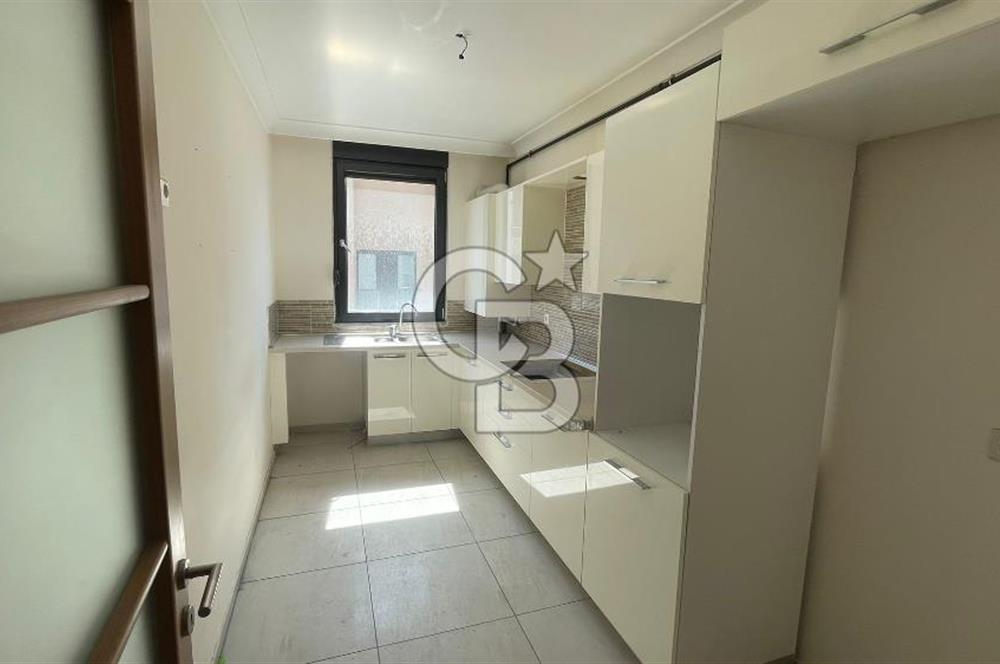 Acıbadem'de Cadde Üzeri Satılık 3+1 Satılık Daire
