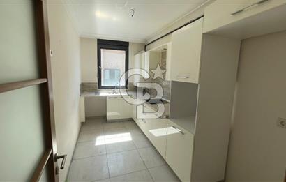 Acıbadem'de Cadde Üzeri Satılık 3+1 Satılık Daire