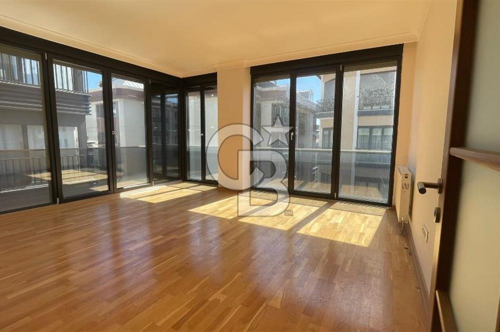 Acıbadem'de Cadde Üzeri Satılık 3+1 Satılık Daire
