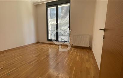 Acıbadem'de Cadde Üzeri Satılık 3+1 Satılık Daire